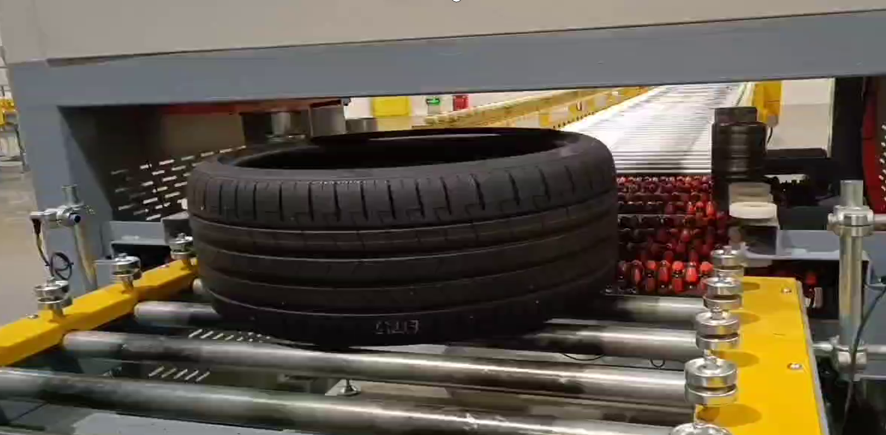 机械零件产品展示，不锈钢材质表面，精密加工细节，工厂车间背景